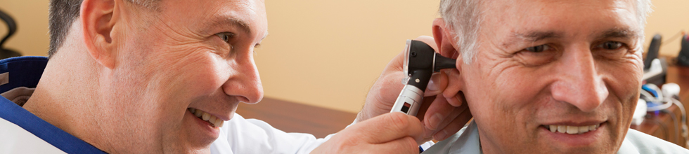 Physician examines patient. (Thinkstock)