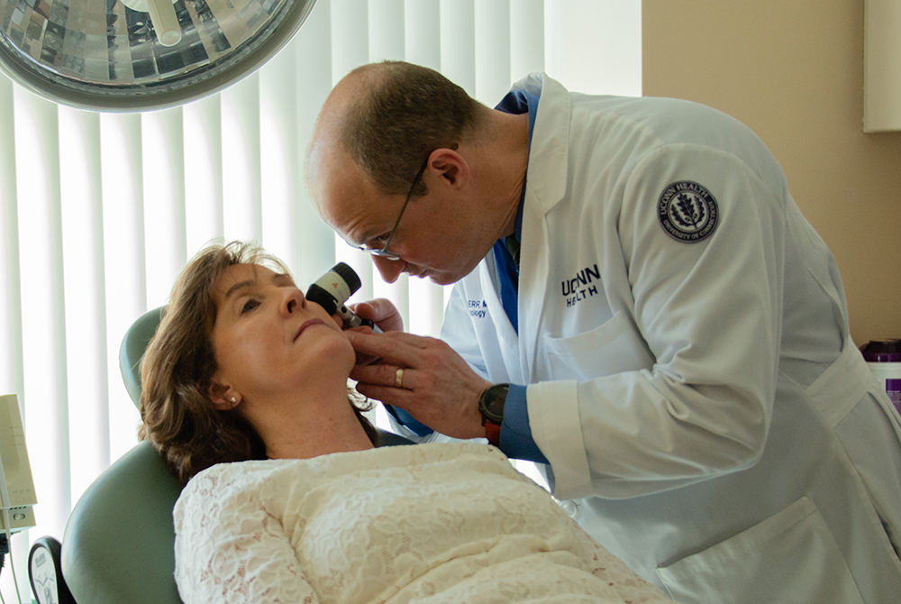 kerr-philip-20190403-encarnacion-1291_1000x670 Dr. Philip E. Kerr examining a female patient