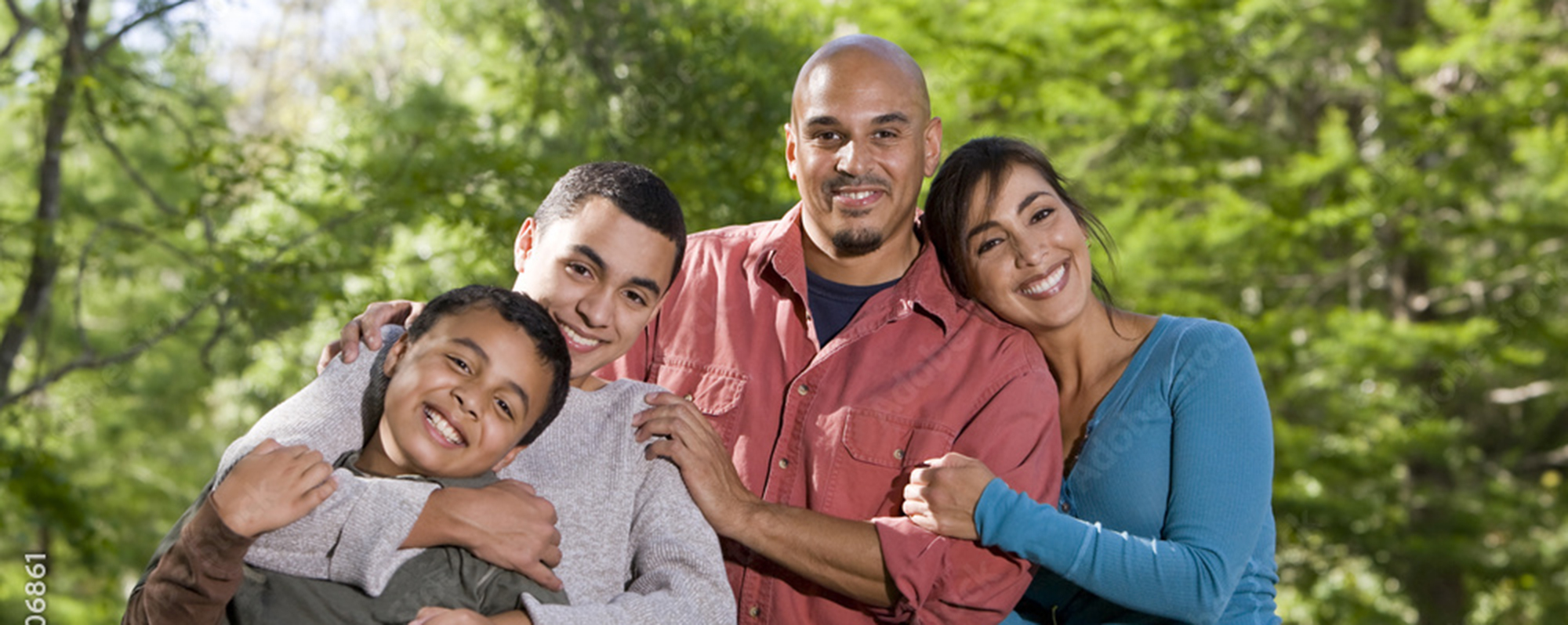 AdobeStock_24106861_Preview_2000x798 Smiling Hispanic family outside